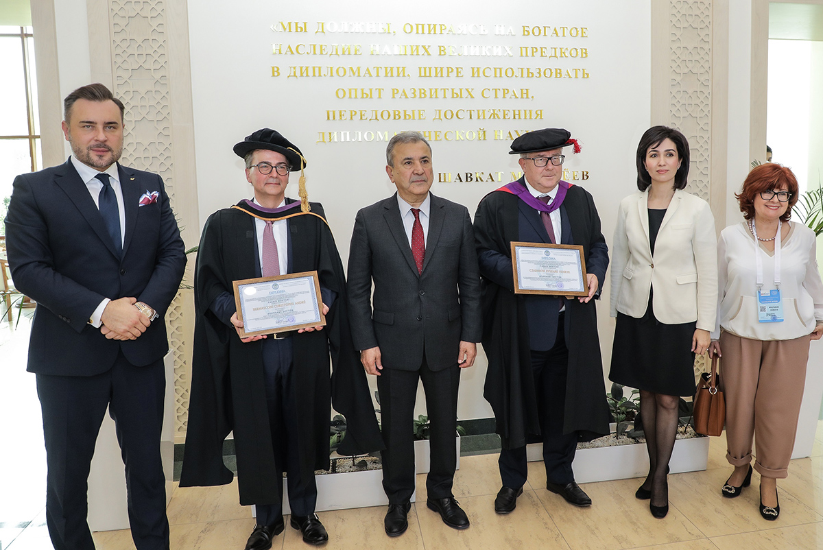Foreign experts awarded with the title of “Honorary Doctor of UWED”